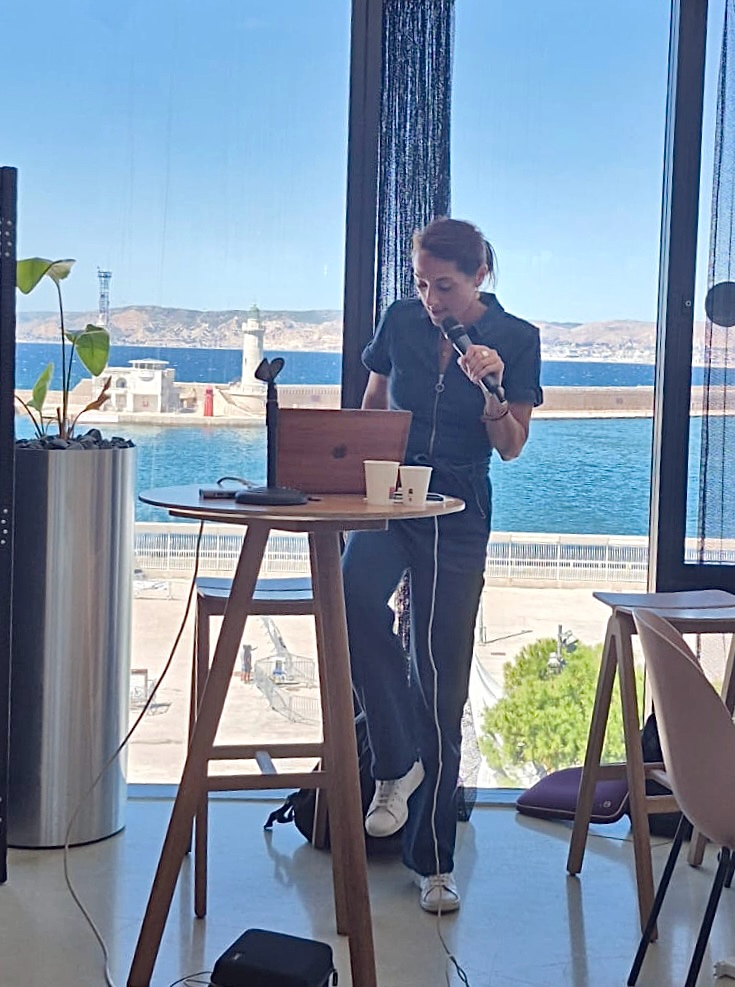 Mélanie Minhonnac anime un atelier au micro