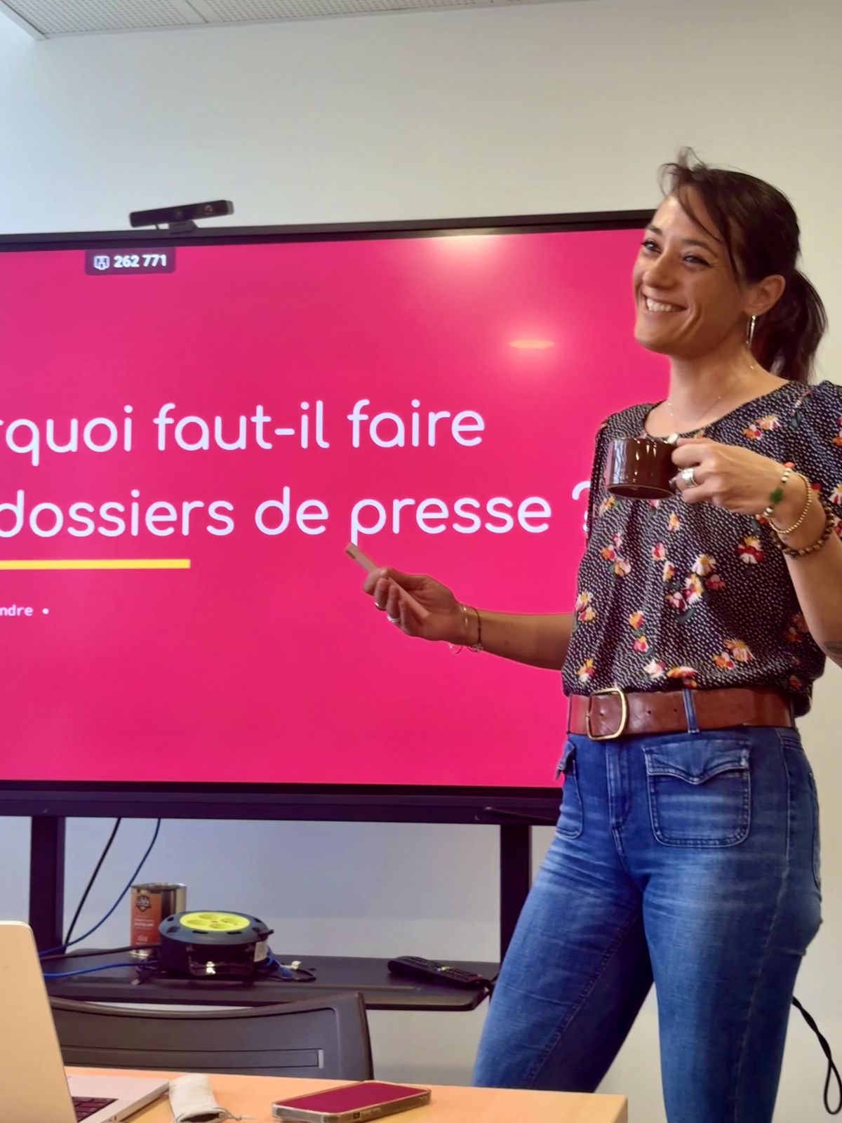 Mélanie Minhonnac anime un atelier devant un écran